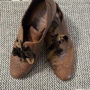 Born Arletta Wing-Tip Brown Leather Oxford Shoes with Ribbon Laces